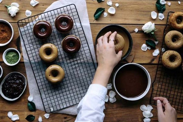 Cách làm bánh donut nướng thơm ngon, ít dầu mỡ cach lam banh donut nuong 2