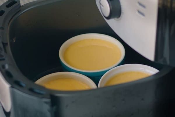 cach lam banh flan bang noi chien khong dau 3