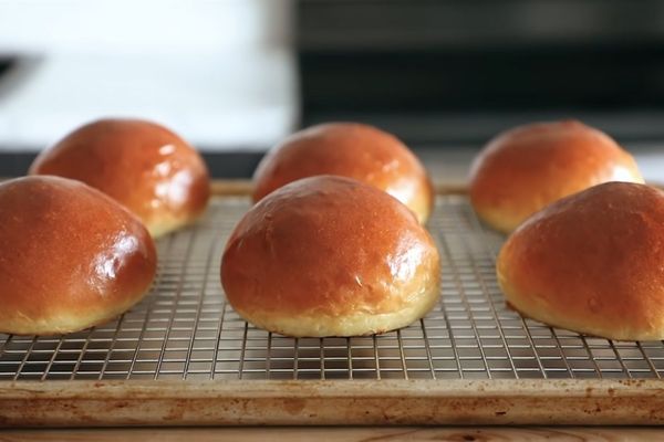 Cách làm bánh hamburger đơn giản ai cũng làm được cach lam banh hamburger 1