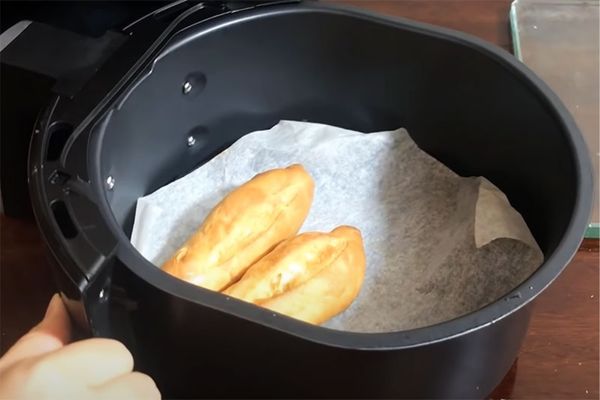 cach lam banh mi bang noi chien khong dau 2