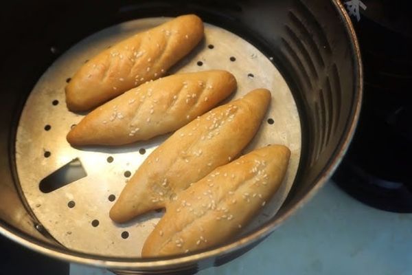 cach lam banh mi bang noi chien khong dau 3