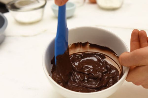 Cách làm bánh socola đơn giản ai cũng làm được cach lam banh socola 3