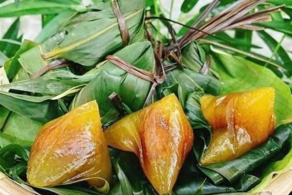 Cách làm bánh ú nước tro thơm ngon, dễ làm tại nhà cach lam banh u nuoc tro 2