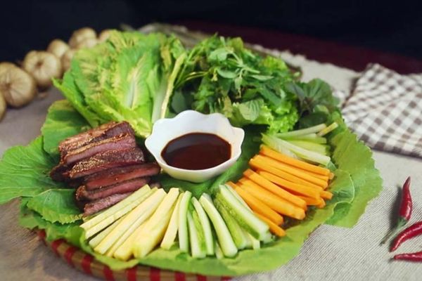 Cách làm bò cuốn lá cải tươi mát đổi vị ngày hè cach lam bo cuon la cai 1