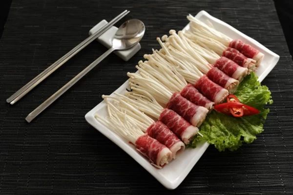 Cách làm bò cuộn nấm kim chi lạ miệng hấp dẫn dễ làm cach lam bo cuon nam kim chi 2