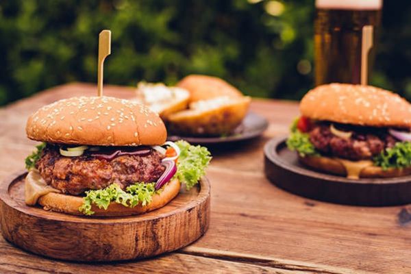 Cách làm bò hamburger tại nhà mềm ngon cho bé ăn cach lam bo hamburger 3