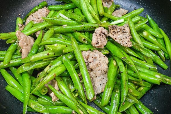 Cách làm bò xào đậu que xanh tươi giòn ngọt thơm ngon cach lam bo xao dau que 1