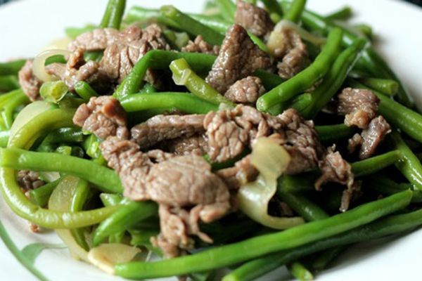 Cách làm bò xào đậu que xanh tươi giòn ngọt thơm ngon cach lam bo xao dau que 2