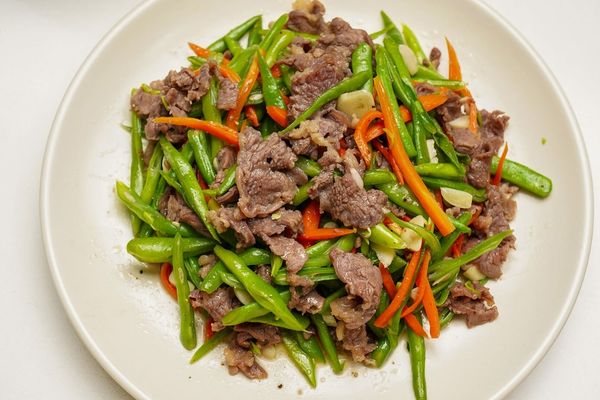 Cách làm bò xào đậu que xanh tươi giòn ngọt thơm ngon cach lam bo xao dau que 3