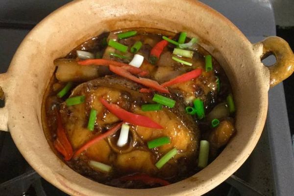 Cách làm cá bớp kho tộ đậm đà hương vị, dễ làm cach lam ca bop kho to 2