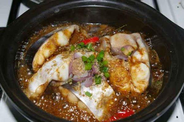 Cách làm cá dứa kho tộ đơn giản, đưa cơm cho cả nhà cach lam ca dua kho to 1