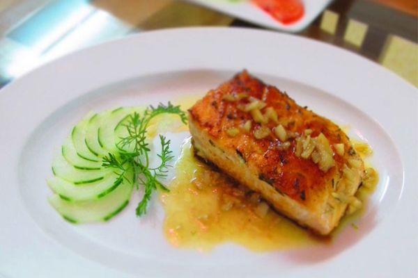 Cách làm cá hồi sốt bơ tỏi đơn giản ngon đúng điệu cach lam ca hoi sot bo toi 2