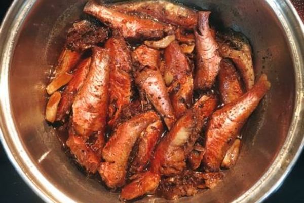 Cách làm cá phèn kho tiêu cay nồng, đưa cơm mỗi ngày cach lam ca phen kho tieu 2