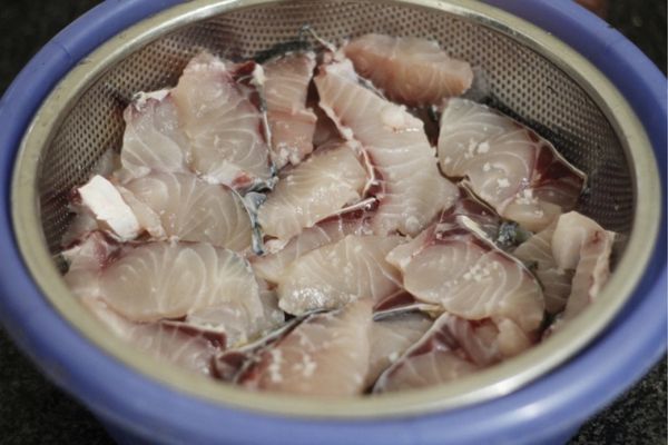 Cách làm cá phi lê chiên giòn vàng ruộm, giòn tan hấp dẫn cach lam ca phi le chien gion 1