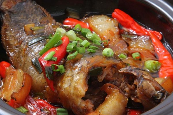 Cách làm cá rô kho tộ đậm đà, dễ làm tại nhà cach lam ca ro kho to 3