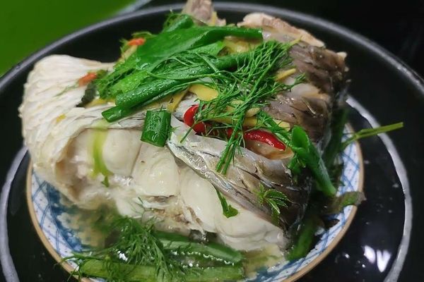 Cách làm cá trắm hấp ngải cứu bổ dưỡng, dễ thực hiện cach lam ca tram hap ngai cuu 1