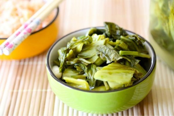 Cách làm cải chua truyền thống thơm ngon để ăn kèm cach lam cai chua 2