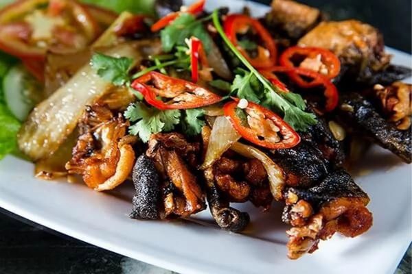 Cách làm ếch chiên nước mắm đơn giản ngon đúng điệu cach lam ech chien nuoc mam 2