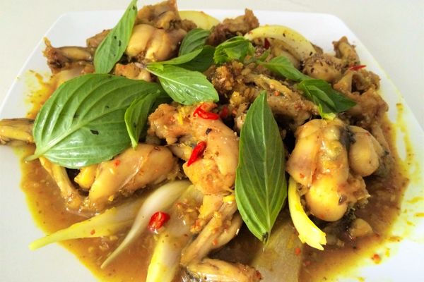 Cách làm ếch xào sả ớt cà ri ngon tuyệt, dễ làm cach lam ech xao sa ot ca ri 3