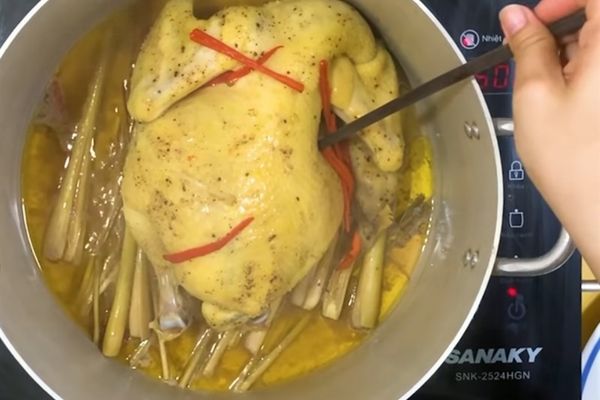 Cách làm gà hấp bia thơm ngon tại nhà cach lam ga hap bia 2