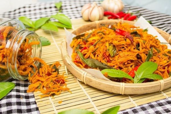 Cách làm gà khô lá chanh thơm ngon tại nhà cach lam ga kho la chanh 3