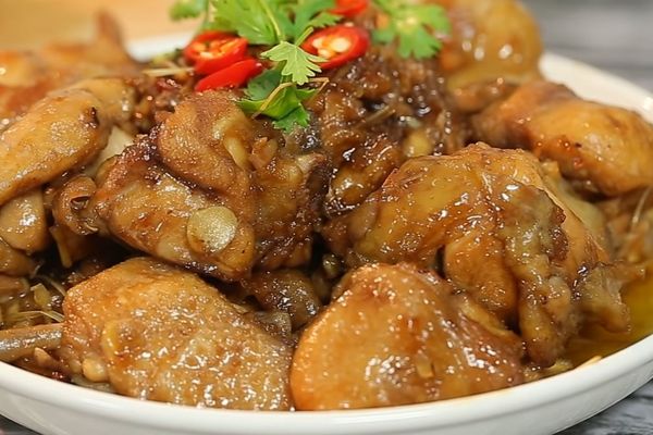 Cách làm gà kho nước mắm mặn ngọt, cực kỳ hao cơm cach lam ga kho nuoc mam 1