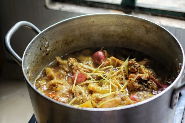 Cách làm gà kho nước mắm mặn ngọt, cực kỳ hao cơm cach lam ga kho nuoc mam 2