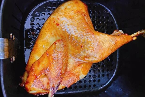 Cách làm gà nướng bằng nồi chiên không dầu thơm ngon tại nhà cach lam ga nuong bang noi chien khong dau 1