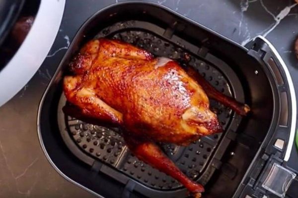 Cách làm gà nướng bằng nồi chiên không dầu thơm ngon tại nhà cach lam ga nuong bang noi chien khong dau 3