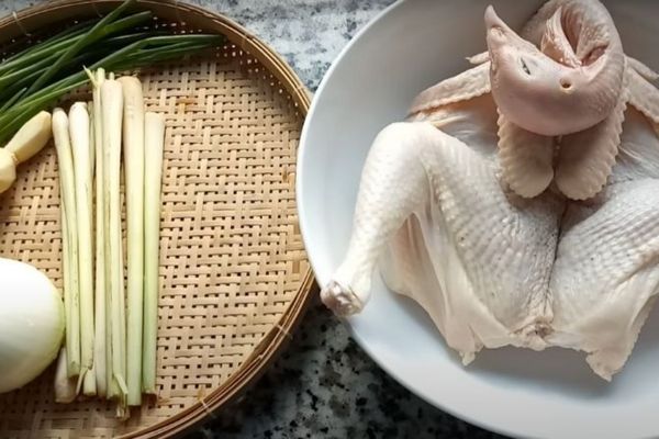 Cách làm gà quay chảo giòn ngon, dễ làm tại nhà cach lam ga quay chao 1