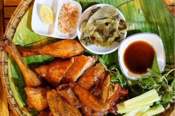 Cách làm gà quay da giòn vàng ruộm, đậm vị cach lam ga quay da gion 1