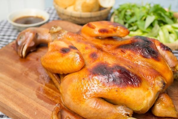 Cách làm gà quay da giòn vàng ruộm, đậm vị cach lam ga quay da gion 2