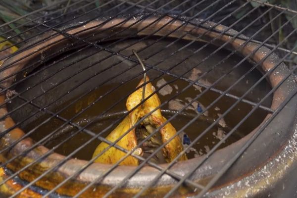 Cách làm gà quay lu giòn da, mềm thịt thơm ngon cach lam ga quay lu 1