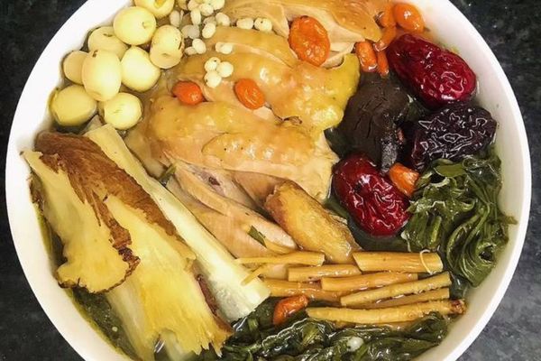 Cách làm gà tần thuốc bắc đơn giản ngon đúng điệu cach lam ga tan thuoc bac 1