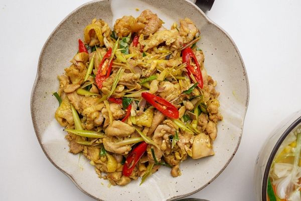 Cách làm gà xáo đậm đà dễ nấu tại nhà cach lam ga xao 2