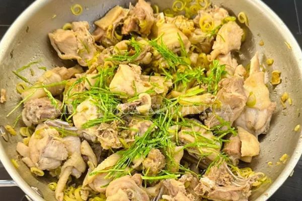 Cách làm gà xáo đậm đà dễ nấu tại nhà cach lam ga xao 3