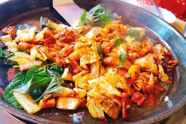 Cách làm gà xào bắp cải thơm ngon, dễ làm tại nhà cach lam ga xao bap cai 1