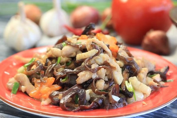 Cách làm gà xào nấm hương đậm đà, dễ thực hiện cach lam ga xao nam huong 1