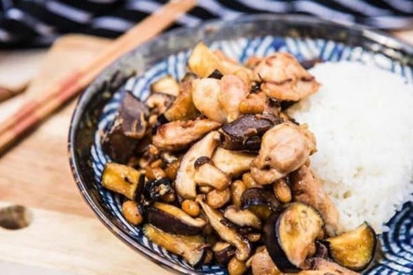 Cách làm gà xào nấm hương đậm đà, dễ thực hiện cach lam ga xao nam huong 2