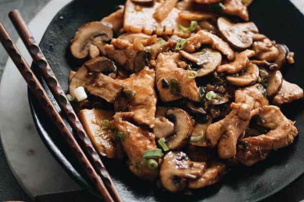 Cách làm gà xào nấm hương đậm đà, dễ thực hiện cach lam ga xao nam huong 3