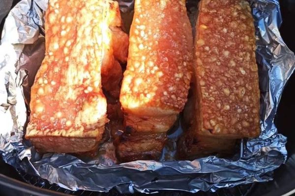 Cách làm heo quay bằng nồi chiên không dầu đơn giản cach lam heo quay bang noi chien khong dau 1