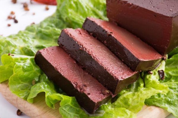 Cách làm huyết heo hấp không tanh ăn cùng cháo ngon cach lam huyet heo hap 2