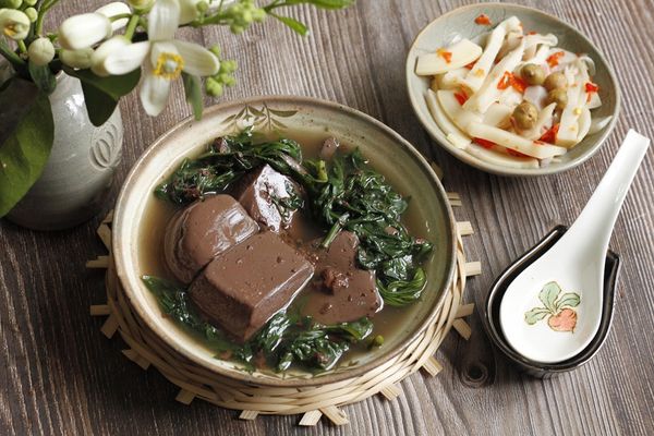 Cách làm huyết heo hấp không tanh ăn cùng cháo ngon cach lam huyet heo hap 3