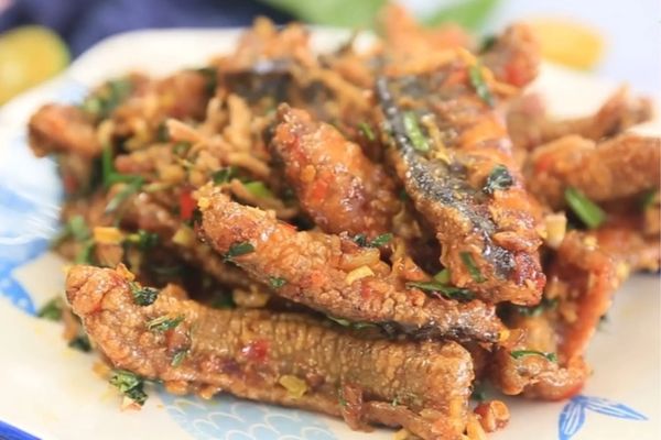 Cách làm lươn chiên giòn giòn tan không bị tanh cach lam luon chien gion 3