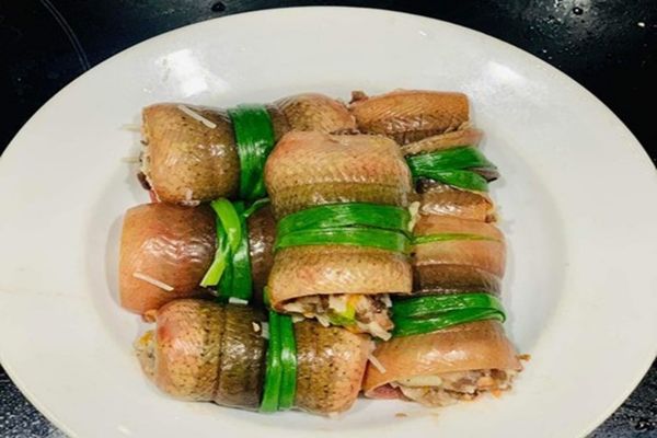 Cách làm lươn cuốn thịt chiên vàng hấp dẫn lạ miệng cach lam luon cuon thit 2