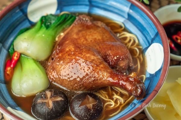 Cách làm mì vịt tiềm nước dùng đậm đà thuốc Bắc cach lam mi vit tiem 1