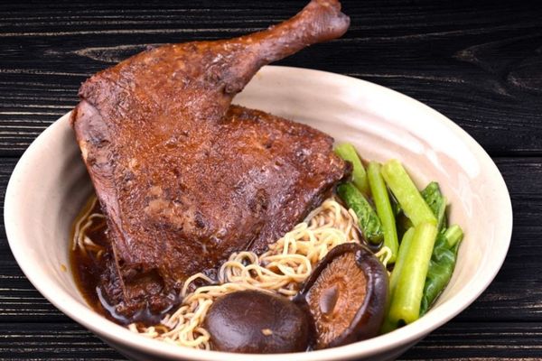 Cách làm mì vịt tiềm nước dùng đậm đà thuốc Bắc cach lam mi vit tiem 2