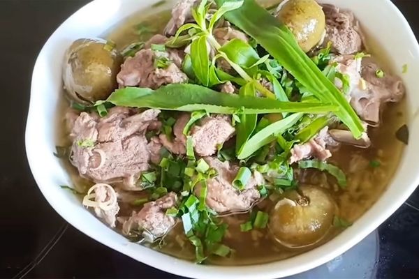 Cách làm món vịt om sấu đậm đà chua thanh miền Bắc cach lam mon vit om sau 1