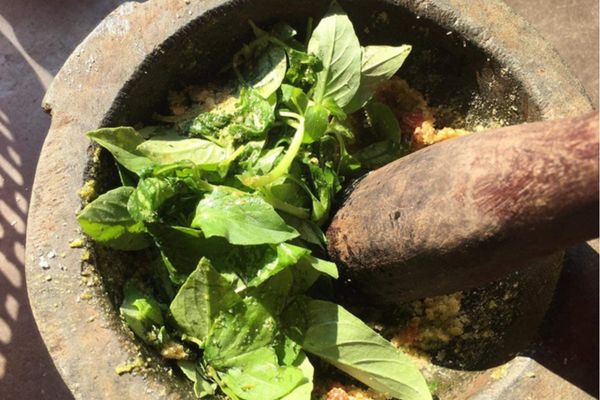 Cách làm muối lá é chấm gà cực thơm đậm chất Phú Yên cach lam muoi la e 2