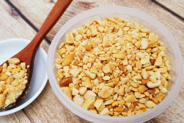 Cách làm muối lạc rang giòn bùi ăn kèm món chay mặn cach lam muoi lac 1